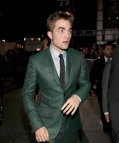 violentdlghts's tweet photo. rob in this green gucci suit >>>>>>> https://t.co/IOPtJbxODr