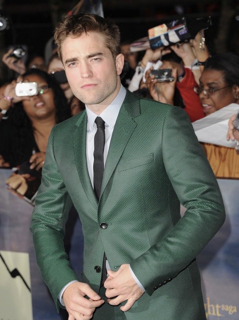 violentdlghts's tweet photo. rob in this green gucci suit >>>>>>> https://t.co/IOPtJbxODr