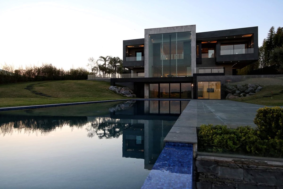 aemagazine's tweet photo. [ ARCHITECTURE ] 🖤
Villa OC 13  - Rabat, Maroc 
▪️Architecte : Said Berrada 
📷 Photographe : Jean Madeyski
#teamarchi #morocco #architecture #house #maroc @SaidArchitects https://t.co/rCWvXOSxKz