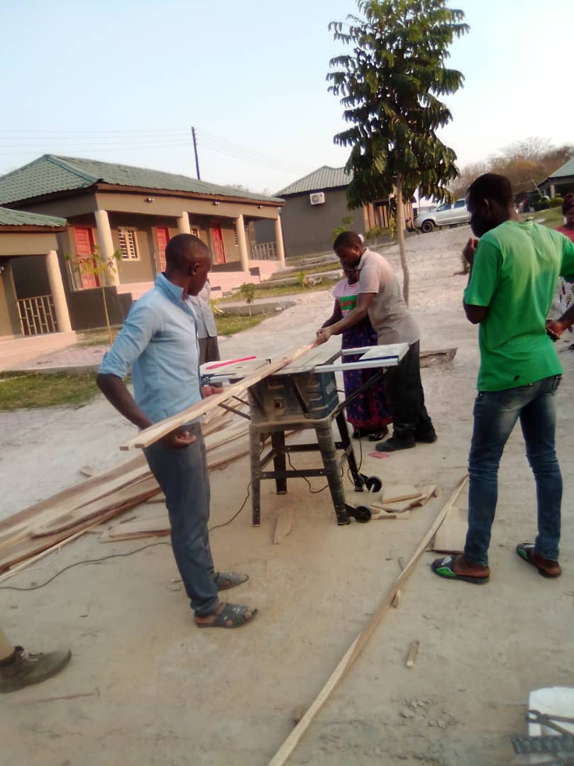 Solidaridad_SAF's tweet photo. After a week of training in Bee Hive making in Itezhi tezhi, Zambia. The young people have made their first beehive. 200 more hives to be made. #AgricDevelopment #EssentialServices #Inclusivity https://t.co/481uN89lOB