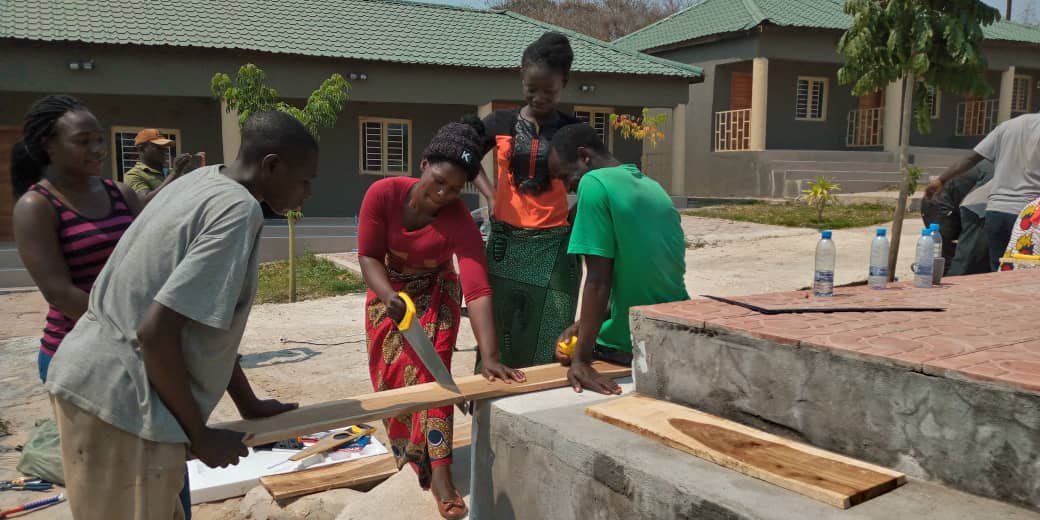 Solidaridad_SAF's tweet photo. After a week of training in Bee Hive making in Itezhi tezhi, Zambia. The young people have made their first beehive. 200 more hives to be made. #AgricDevelopment #EssentialServices #Inclusivity https://t.co/481uN89lOB