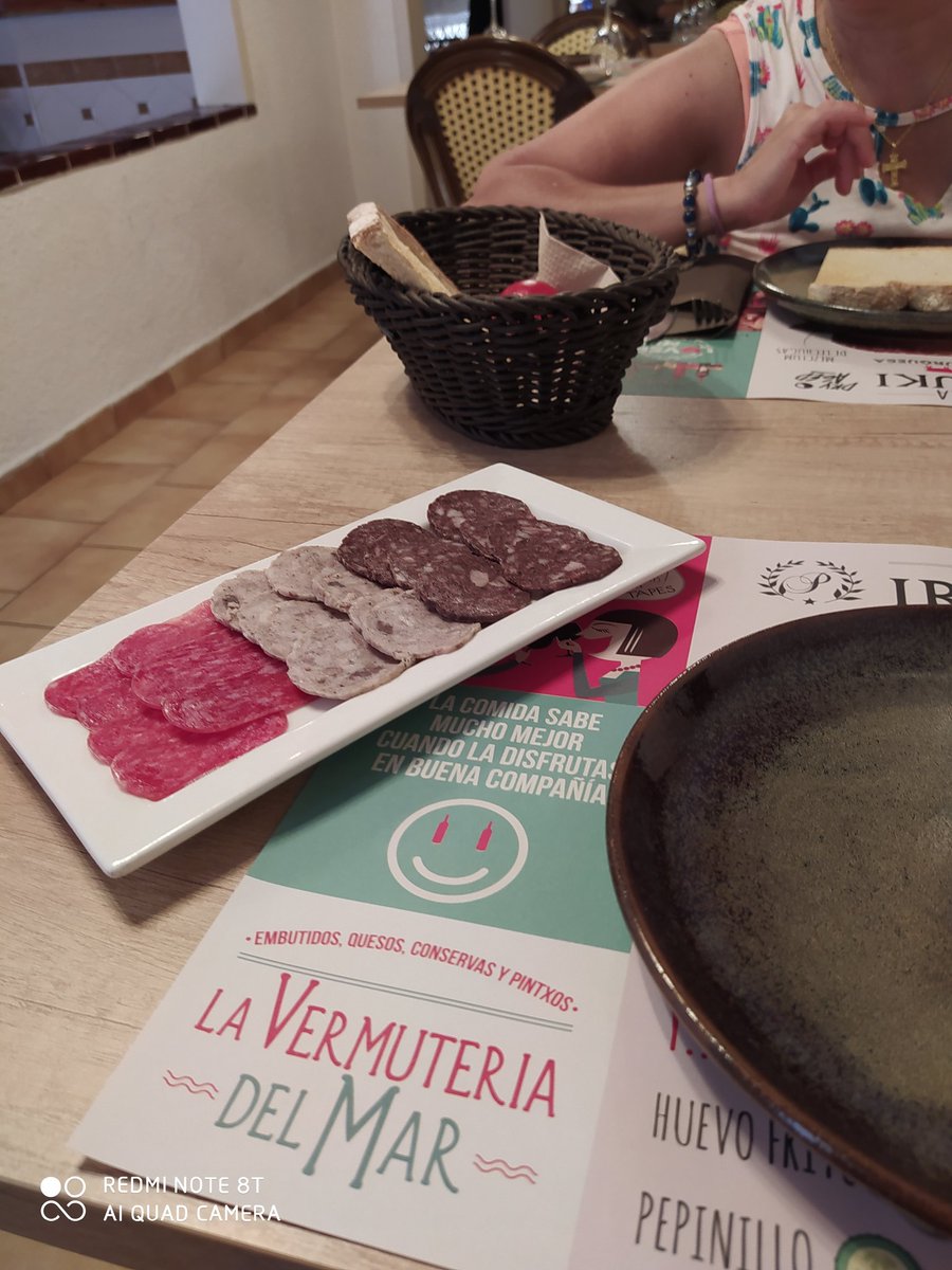 xavier_garcia22's tweet photo. El menú de hoy: #LaBodeguetaDelPaTorrat

Entrante de embutido
Crema de verduras 
Conejo a la brasa con alioli (mi madre @montsemorralca1 rodaballo) 
Helado de limón 

#FelizViernes #4Sep https://t.co/K9tIjsMoeh