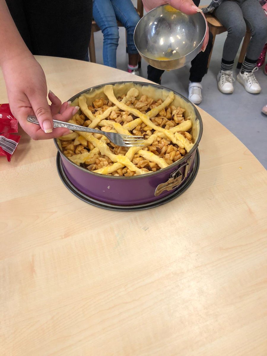 obsDePionier's tweet photo. De kleuters hebben het thema vriendschap afgesloten met een heerlijke appeltaart! https://t.co/BQbwdh33BL