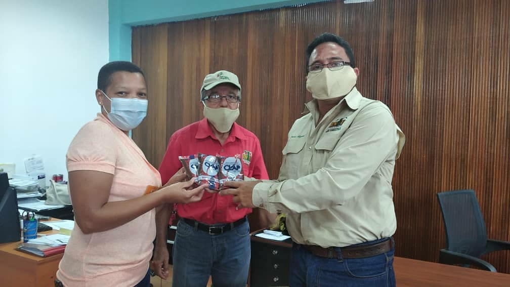 inti_ve's tweet photo. #4Sep | Trabajadores del Instituto Nacional de Tierras (INTi), adscritos a la sede central y las oficinas de La Guaira y Miranda, accedieron a medio kilogramo de café Fama de América distribuido a precio justo por la Caja de Ahorros (CATRAINTi).
#EleccionesDemocraciaYPaz https://t.co/JBTSUyefeG