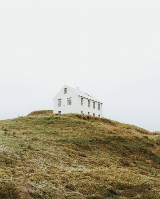 I love Simplicity but I hate minimalism, esp indoors. I dislike I.M. Pei& #39;s and FLW& #39;s works.The house I built for myself is very austere, aesthetically. One of the first pictures I saved in Pinterest when deciding what to build is the one on the left (my house on the right).  https://twitter.com/MaraltoIn...