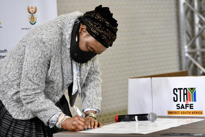 CapricornFMNews's tweet photo. #SASLCHARTER Deputy Minister in the Presidency for Women, Youth and People with Disabilities Professor Hlengiwe Mkhize has emphasised that sign language is a right and not a privilege, since it's the first line of communication for the deaf community.
IMS
๐ท@ProfMkhize https://t.co/4O65GsyD6Z