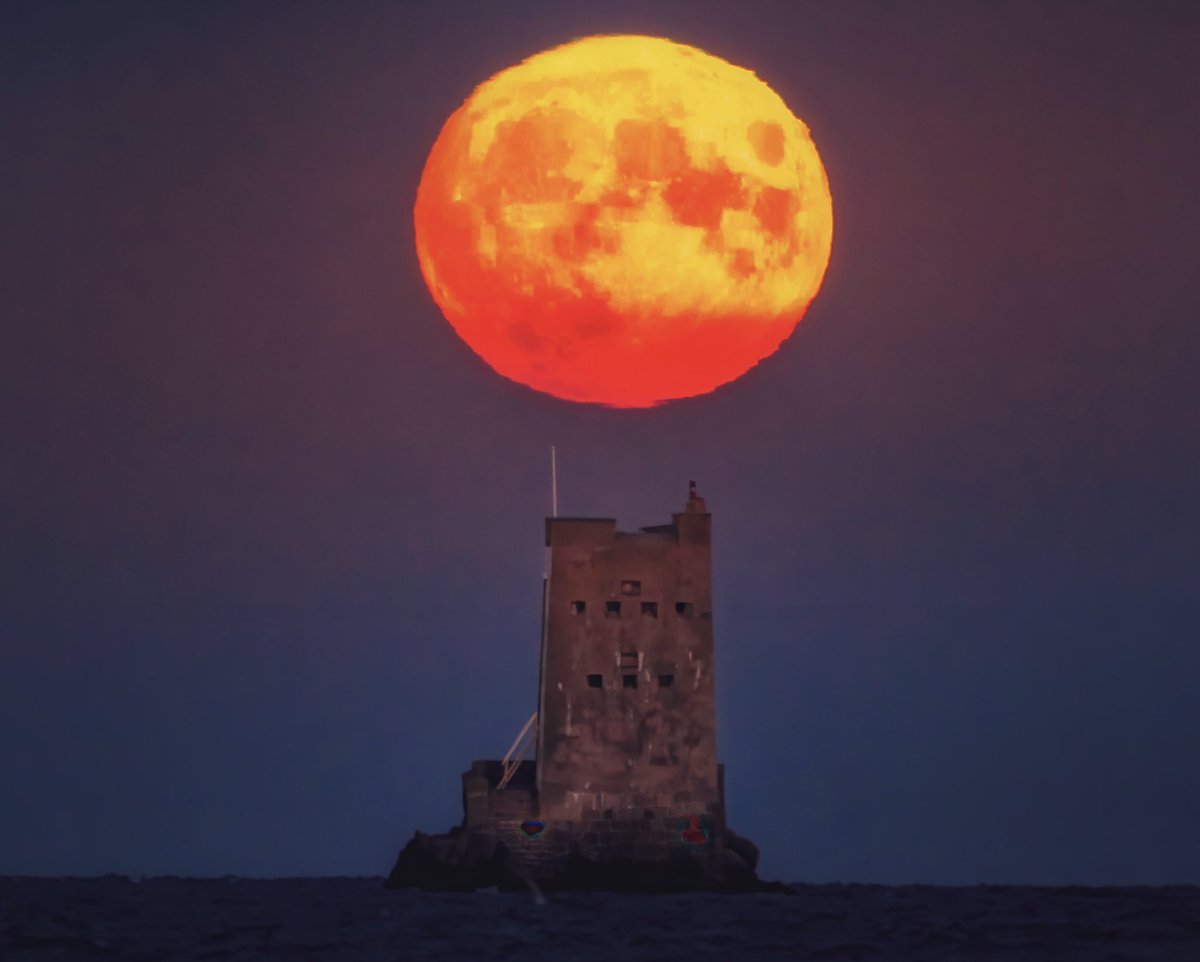 And then this happened... @VisitJerseyCI @JEPnews @ITVChannelTV @Channel103 @BBCCINews @luxuryjersey @SophiaWeather #moon #fullmoon @SonyUK @loveheritage