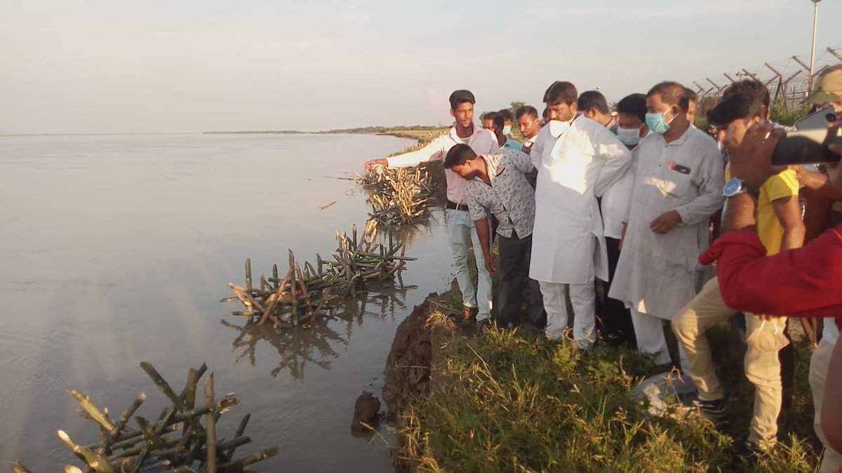 AkhruzzamanM's tweet photo. আজ লালগোলায় পদ্মা ভাঙ্গন পরিদর্শনে জেলা সভাপতি, সাংসদ আবু তাহের খান  আমি সাথে ব্লক নেতৃত্ব।। https://t.co/1qLUM2wiJq