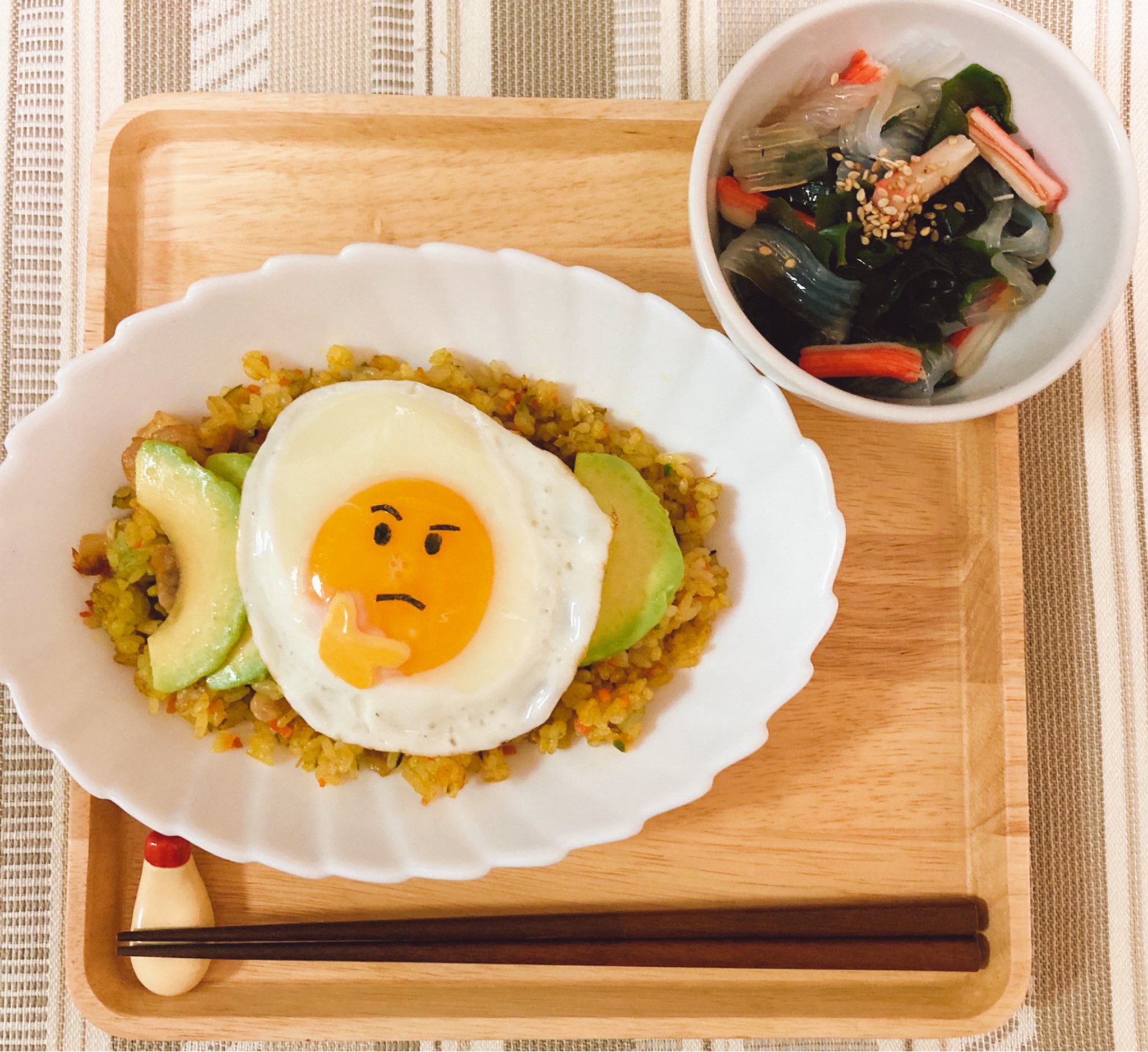 なー Twitter પર 今日のおうちごはん カレーチャーハンの アボカドと絵文字目玉焼き乗せ 海藻こんにゃくサラダ 9月4日 金曜日はカレーの日 デコごはん