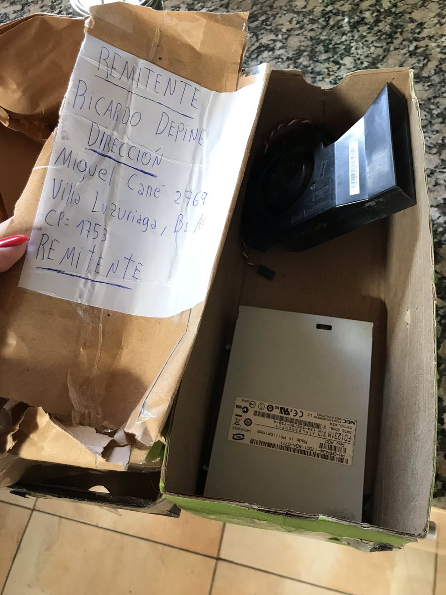 NI SIQUIERA SE SI ES EL NOMBRE REAL DEL COMPRADOR PERO AYÚDENME A ESCRACHARLO POR FAVOR!!! Mi hermana mandó un redmi note 8 pro, el comprador cambio 3 veces el tipo de reclamo y LE DEVOLVIÓ ESTO QUE NO SE QUE MIERDA ES. Esto no va a quedar así <a href="/ML_Argentina/">Mercado Libre Argentina</a> @ML_Ayuda