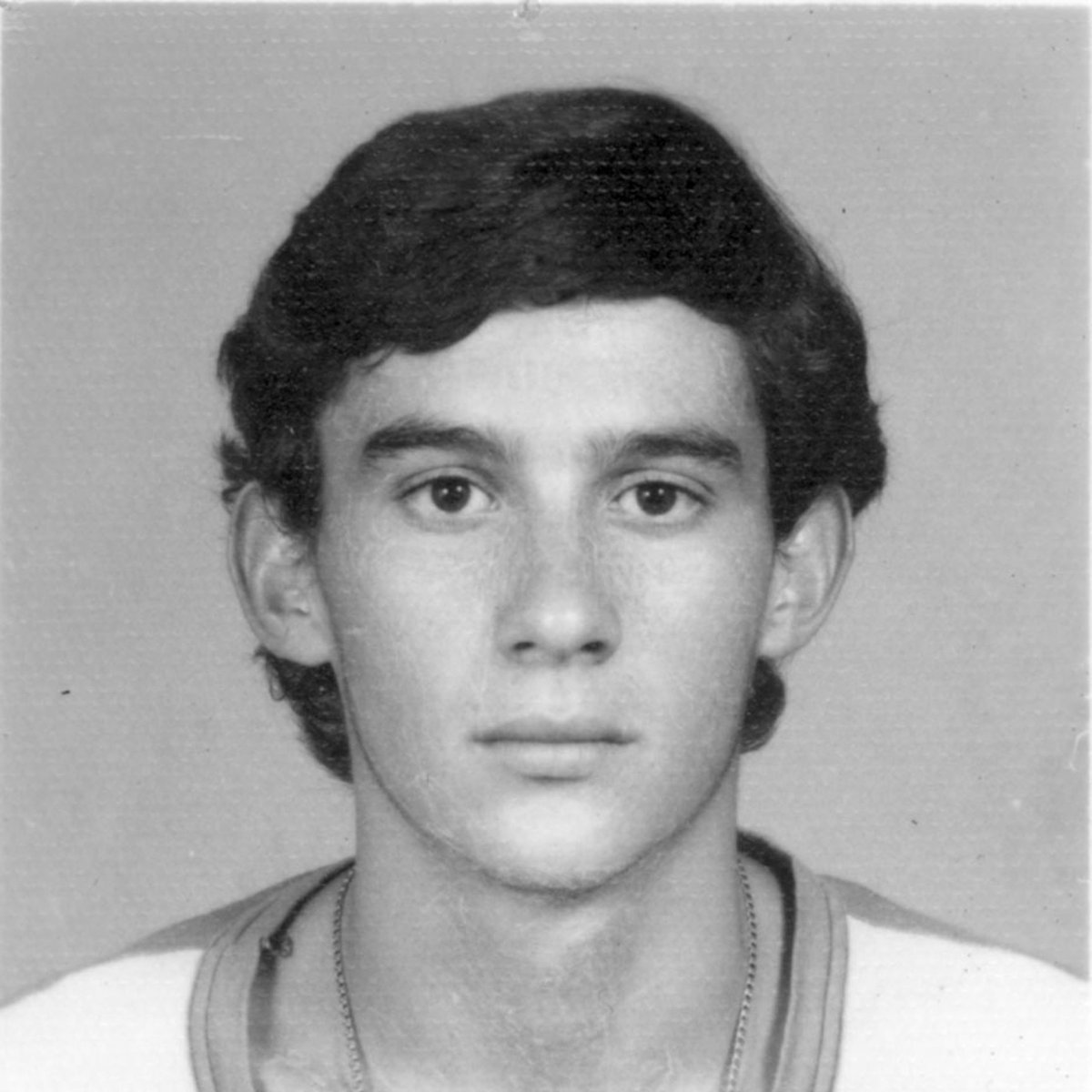 NetflixFR's tweet photo. On prépare une mini-série de 8 épisodes sur la vie d’Ayrton Senna. Pour ceux qui ne le connaissent pas, c’est un pilote brésilien de F1 mondialement connu, tragiquement décédé lors d’une course en 1994. https://t.co/sALMeznvCl