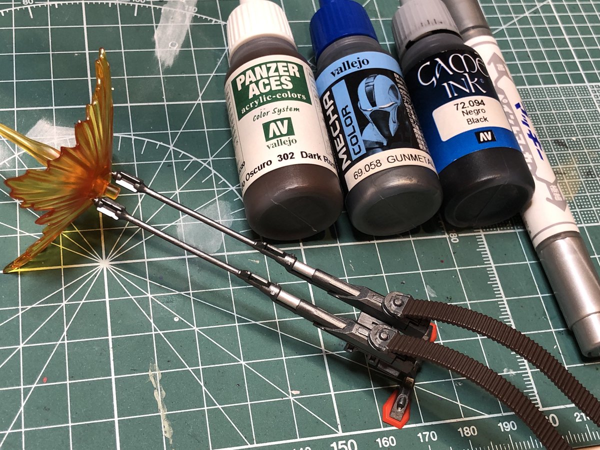 sigmanson's tweet photo. すこし気になった機関砲と弾帯を塗って、コトブキヤのパーツでマズルフラッシュを焚いてみた!お手軽カスタム☺️
シャドウや汚しは気が向いたら。やりたいとこだけやるスタイル😎
肩と腕のマーキング入れたいけど、なかなか合うデカールないんだよなぁ…
#ROBOT魂 #SIDEEVA #エヴァ #8号機 #eva08βicc https://t.co/hSccPzjZMW