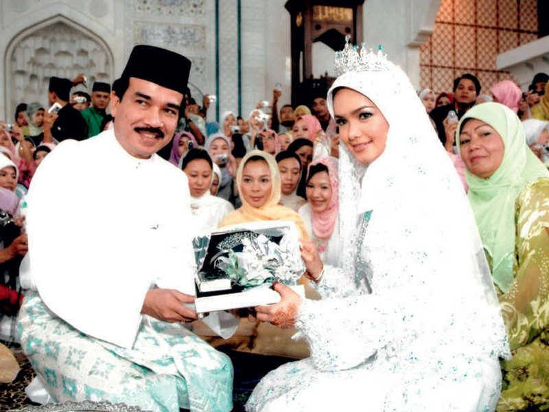 Ini ialah 69 Trivia Perkahwinan Selebriti Tempatan1. Majlis persandingan Siti Nurhaliza merupakan resepsi pertama di Malaysia yg dibuat secara siaran langsung, dengan TV3 memenangi tender sebagai penyiar.Dikhabarkan, TV3 beli hak tayangan eksklusif bernilai RM1 juta!