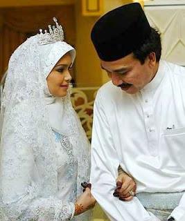Ini ialah 69 Trivia Perkahwinan Selebriti Tempatan1. Majlis persandingan Siti Nurhaliza merupakan resepsi pertama di Malaysia yg dibuat secara siaran langsung, dengan TV3 memenangi tender sebagai penyiar.Dikhabarkan, TV3 beli hak tayangan eksklusif bernilai RM1 juta!