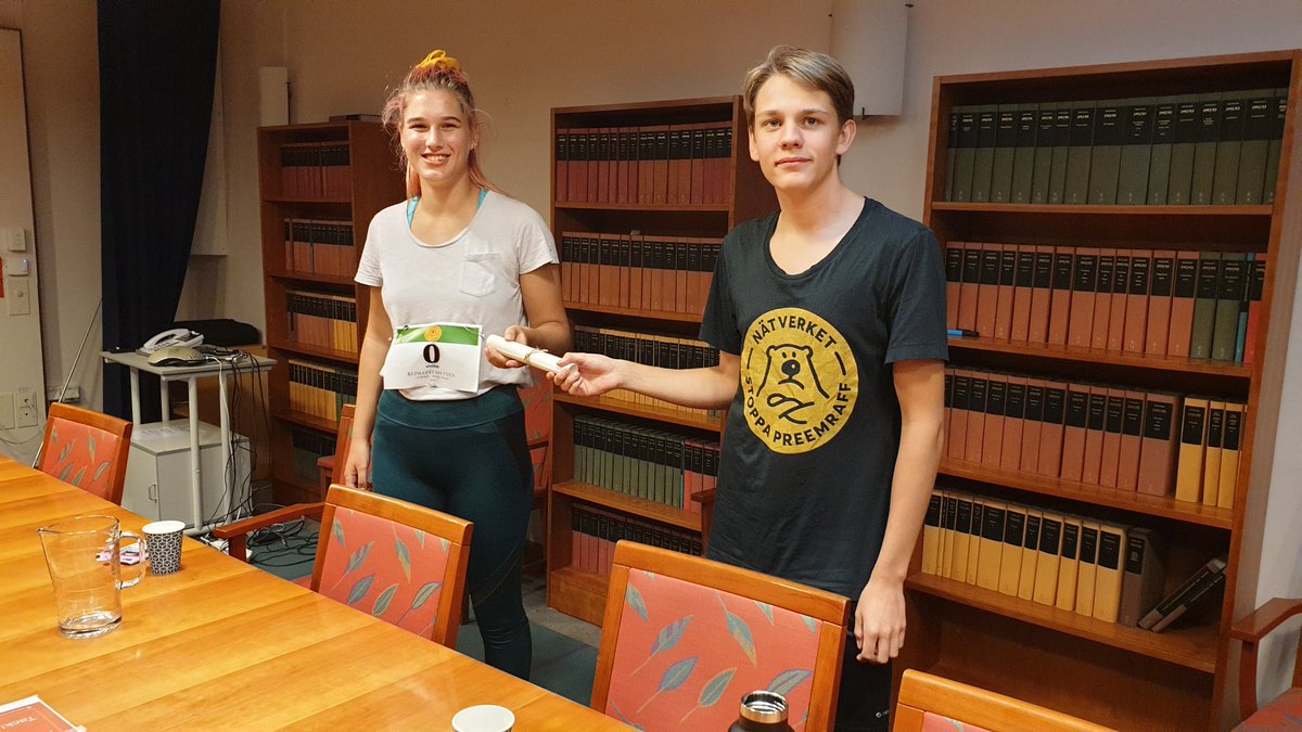 ExtinctionR_SV's tweet photo. Sophia &amp; Andreas från @Fridays4future  lämnar över @SPreemraff tre krav till @IsabellaLovin för cc till @SwedishPM Stefan Löven.
@greenpeaceSE 
#stoppapreemraff
#svpol 
#klimatnödläge https://t.co/1jfI7M8Vjc