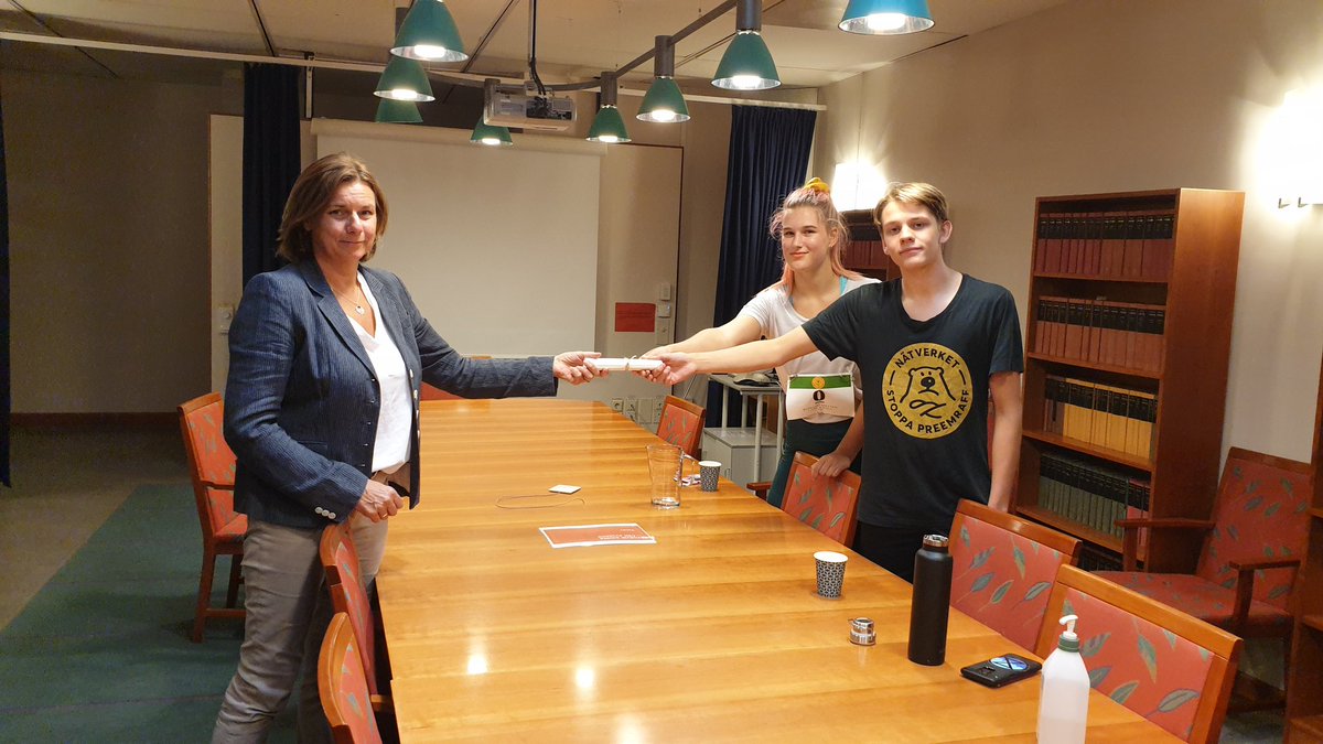 ExtinctionR_SV's tweet photo. Sophia &amp; Andreas från @Fridays4future  lämnar över @SPreemraff tre krav till @IsabellaLovin för cc till @SwedishPM Stefan Löven.
@greenpeaceSE 
#stoppapreemraff
#svpol 
#klimatnödläge https://t.co/1jfI7M8Vjc