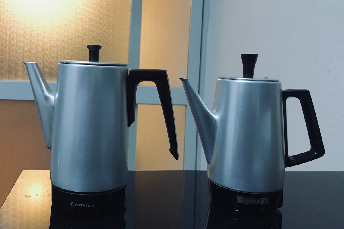 abcodef's tweet image. 破壊したポットの代わりに新ポットを手に入れたが、特定の時代にこのデザインが大流行したんだなあということがわかる 日立東芝ナショナルみな兄弟