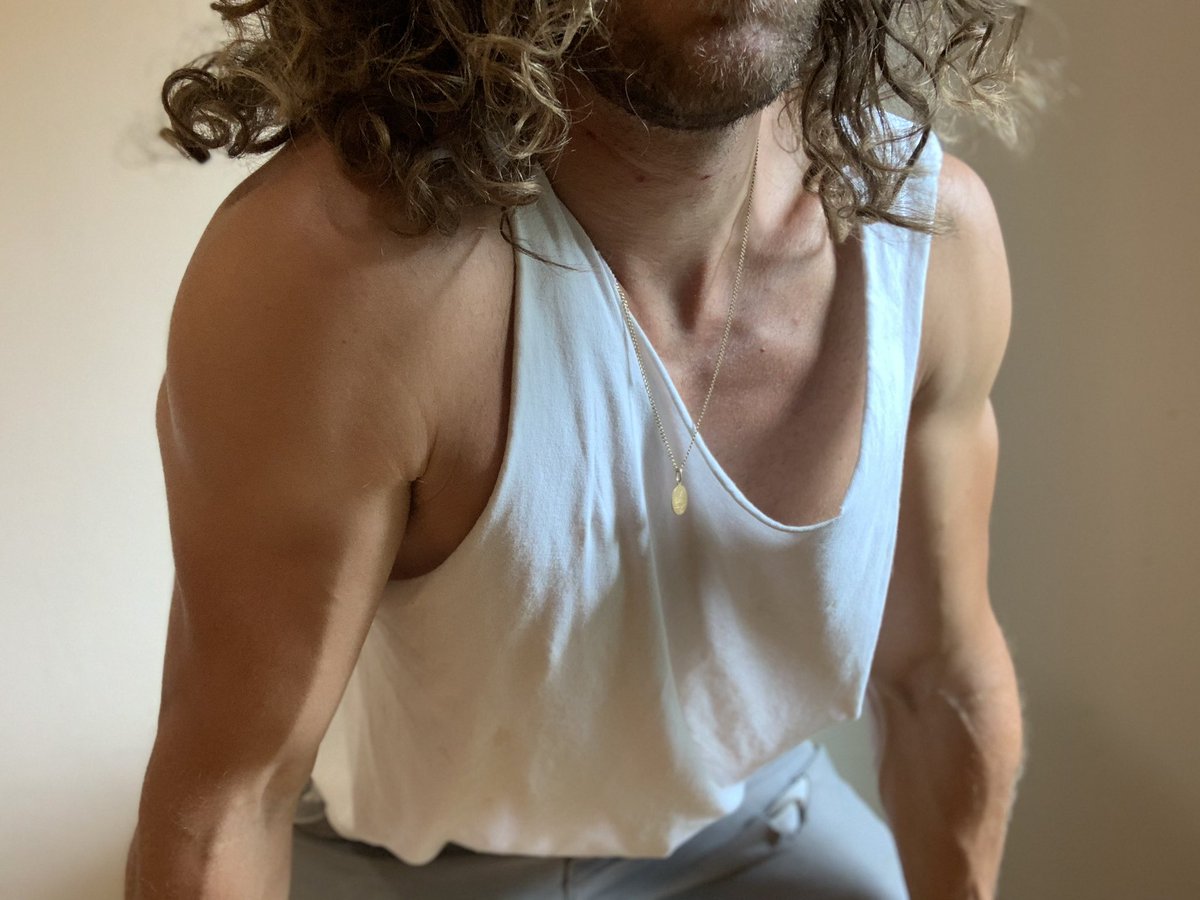 TheVentra's tweet photo. #maleboudoir #model #malemodel #freelance #curlyhair #veins #selfportrait https://t.co/4JdlneoKm9