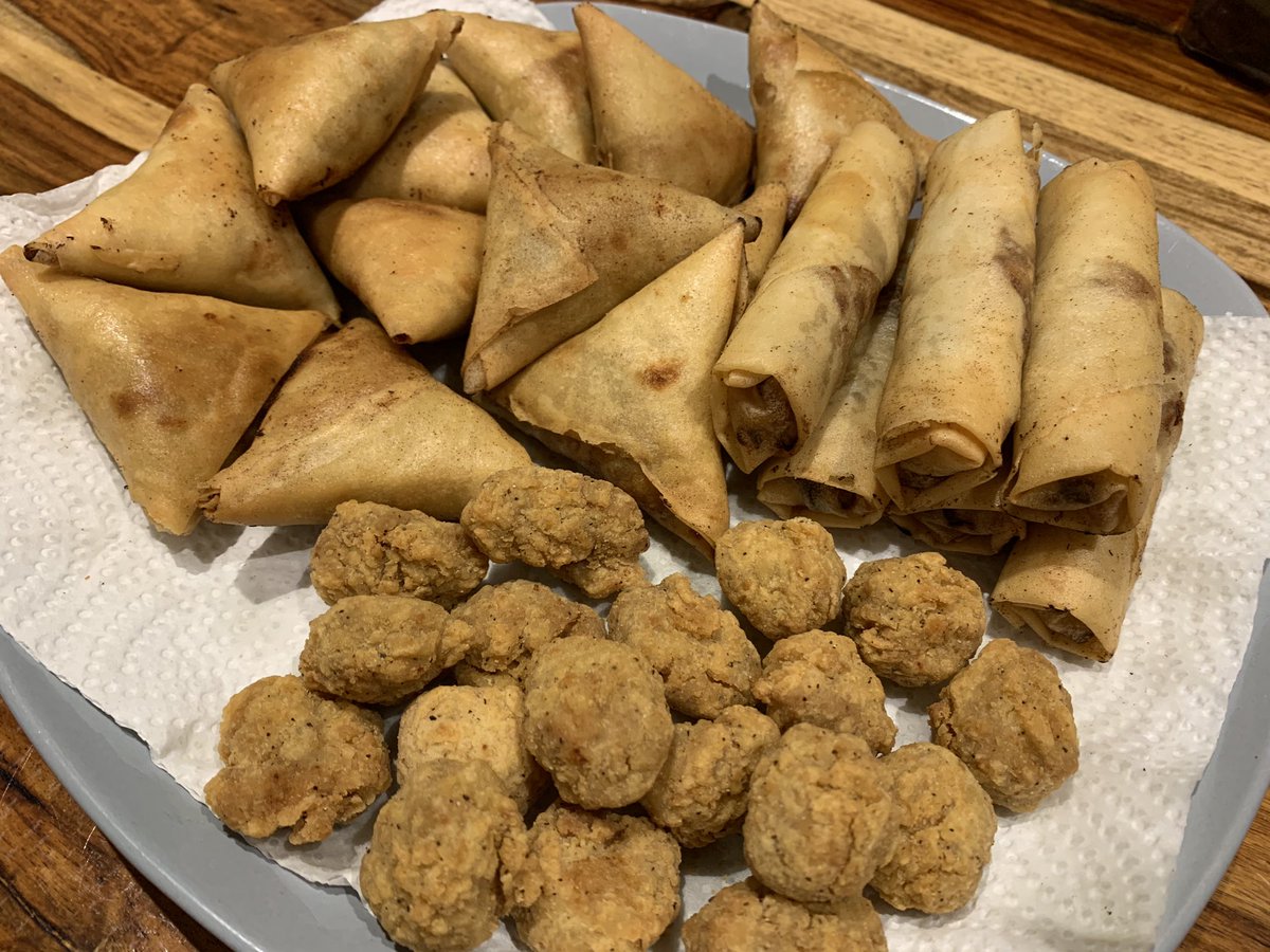 KahaniGo's tweet photo. @Ahmadi_Muslim_ @rizwanahabib110 #Chai and #samosay, sab kay liyay 😊
Dil Thoda nahin kartay ! Ye lo G bhar kay Khao ! 😁 Pakoray bhi hain aur nuggs bhi ! https://t.co/nHZ7OVcxWi