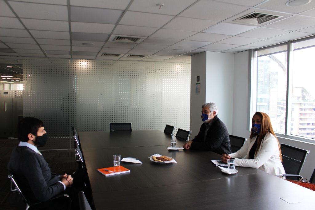 anefchile's tweet photo. El presidente de #ANEF, José Pérez Debelli, y la presidenta de #ANFINAPI, Ruth Miranda, se reúnen con el jefe de gabinete de la Subsecretaría de Economía, Felipe Hermosilla, por preocupación en futuras condiciones laborales de funcionarios/as de #INAPI en las oficinas centrales. https://t.co/oO0swTTK4h