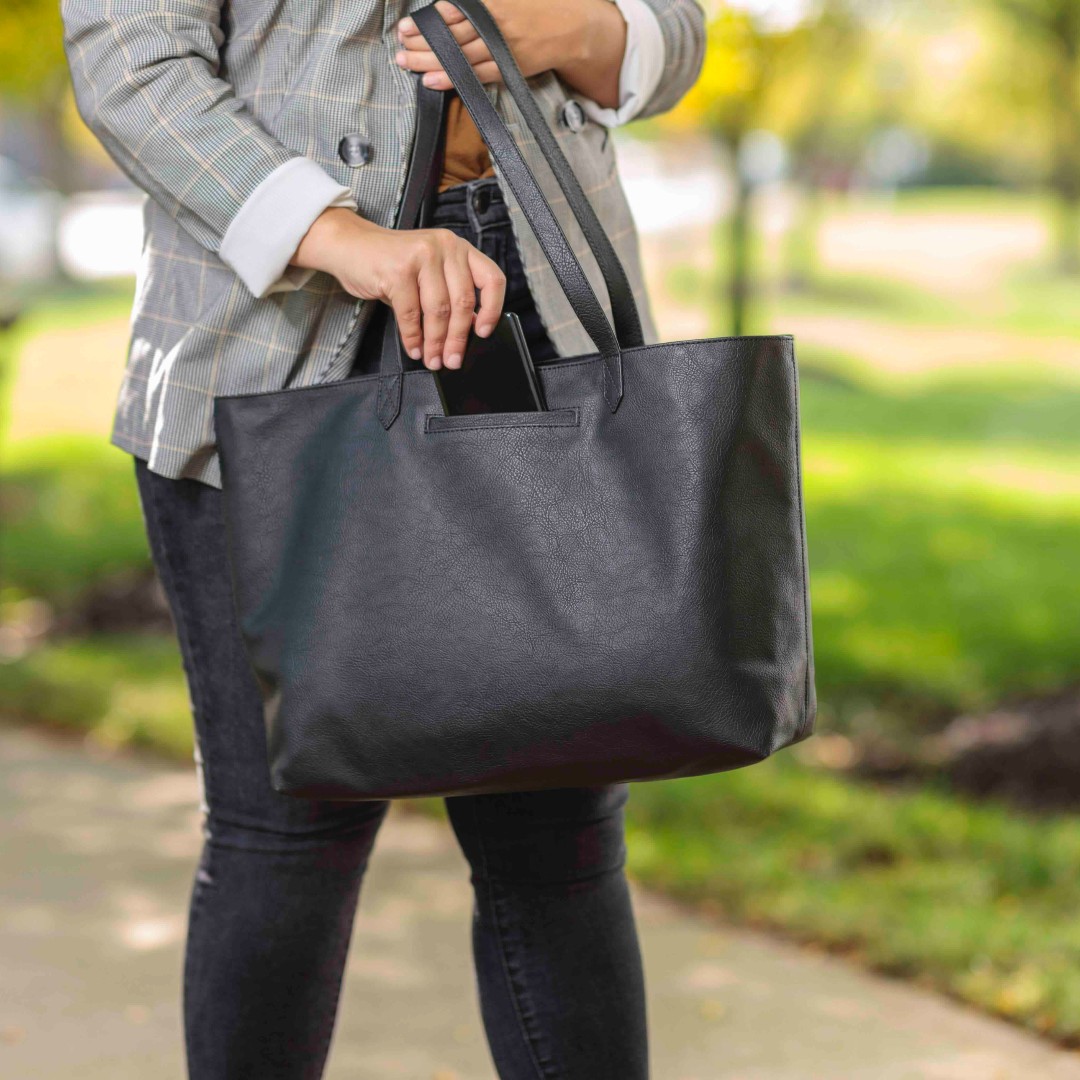 ThirtyOne's tweet photo. Making dreams come true every day with the Modern Tote!
•
🛒 US: https://t.co/NbV5lkzYuC
🛒 CA: https://t.co/IlmGnG3XWI
•
#thirtyone #newfallcollection #fallcollection2020 #moderntote #dreaming https://t.co/ATIIkssW8r