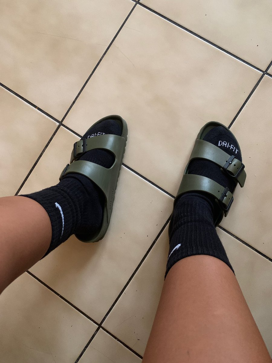 PostWBB's tweet photo. #WelcomeToTheNewWave  #WhatsOnTheirFeetFriday #KOTD #FollowAndLike #RoadTo1K #PostU #UnfinishedBusiness 🦅🏀🔥 https://t.co/RBfVCaRmyQ