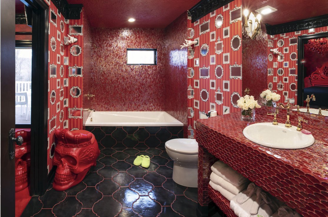 daemonumx's tweet photo. Time to cleanse the TL with the Dracula’s Fangs suite at the Roxbury Motel in upstate NY. I just want to die here. (yes it’s owned by fags) https://t.co/yP25gM3nEV
