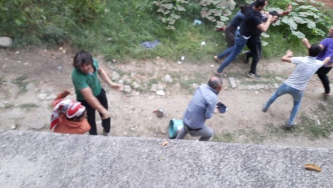 Sait__Sahin's tweet photo. Gurbette ekmek parası arayanlara saldırmak, hele erkek olarak bir kadını tokatlamak... Bunu yapanlar insan olamaz! Sakarya halkı, bunlarıın kendi içinden çıkmasını isteyerek bu lekeden temizlenmeli. 
#sakaryadaşçileresaldırı https://t.co/PO3YBthkWB