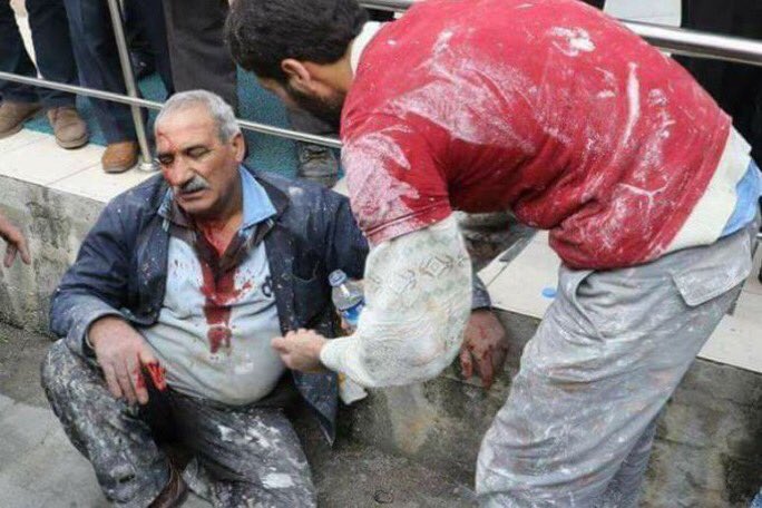 Sait__Sahin's tweet photo. Gurbette ekmek parası arayanlara saldırmak, hele erkek olarak bir kadını tokatlamak... Bunu yapanlar insan olamaz! Sakarya halkı, bunlarıın kendi içinden çıkmasını isteyerek bu lekeden temizlenmeli. 
#sakaryadaşçileresaldırı https://t.co/PO3YBthkWB