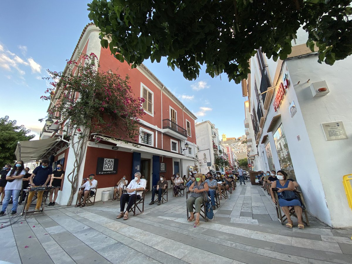 Hem recordar a Manel Marí al bar Can Pou de la Marina amb la seva família, els seus amics i la música de Joan Murenu. La paraula d’un gran poeta ha tornat a escoltar-se a la nostra ciutat. 
#Poesia #CulturaSegura