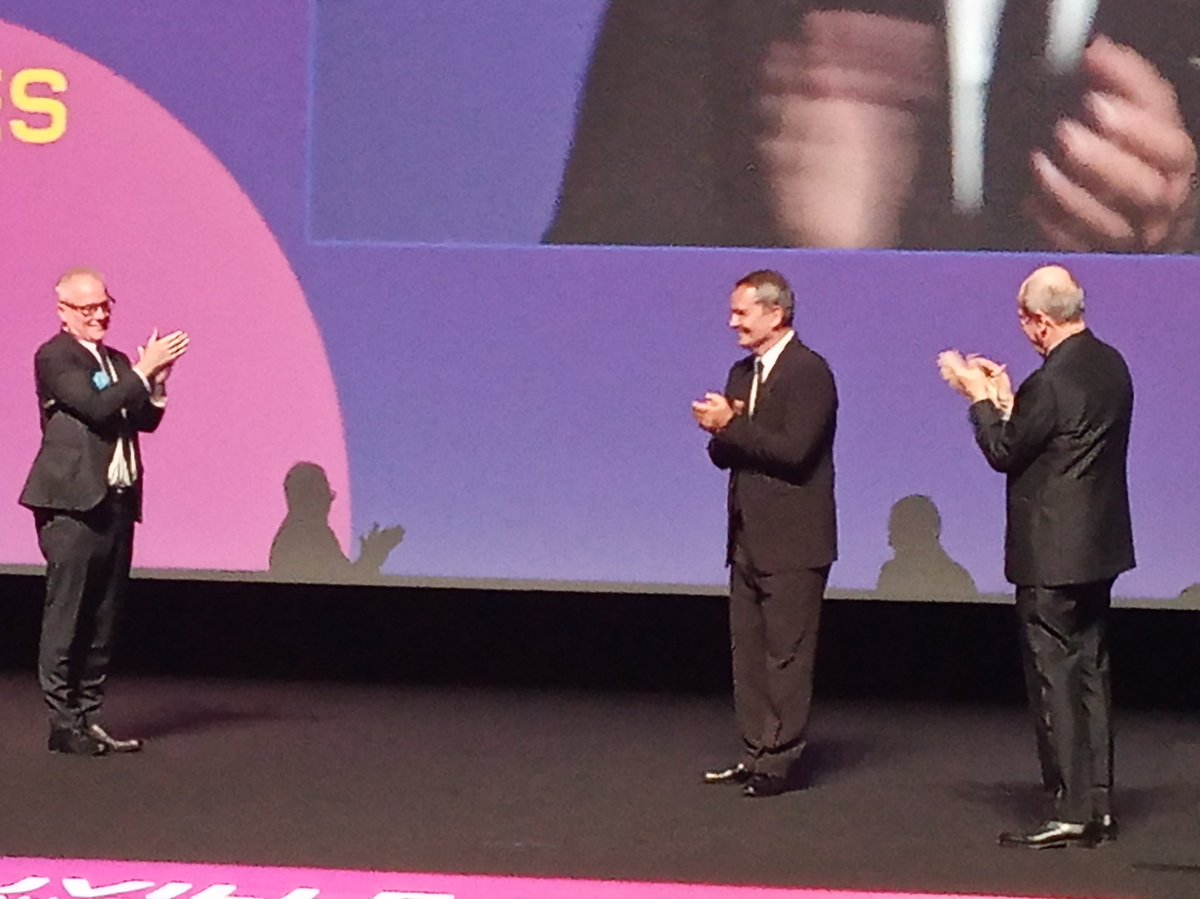 StephBelpeche's tweet photo. Voilà une photo qui réchauffe le cœur et donne des frissons : #BrunoBarde, #ThierryFrémaux et @pierrelescure réunis sur scène. @DeauvilleUS ❤️ @Festival_Cannes https://t.co/OW3CtNtfXZ