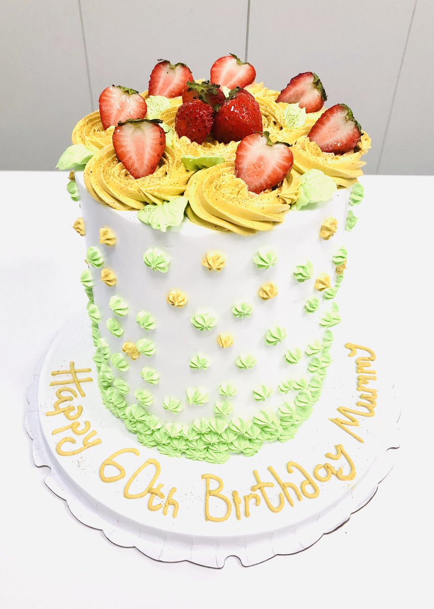 Nyca_Bakery's tweet photo. Another day with NyCa Bakery
#6”Cake
#4layers
#Chocolate and Redvelvet
#200ghc https://t.co/e8MgJQsDp6