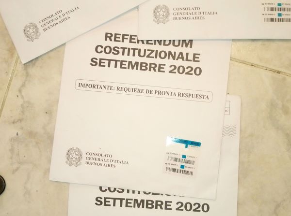 TribunaItaliana's tweet photo. Referendum costituzionale, il Correo Argentino ha già distribuito i plichi elettorali https://t.co/Sf5BI2bUvl https://t.co/Qe9DPaGrgM