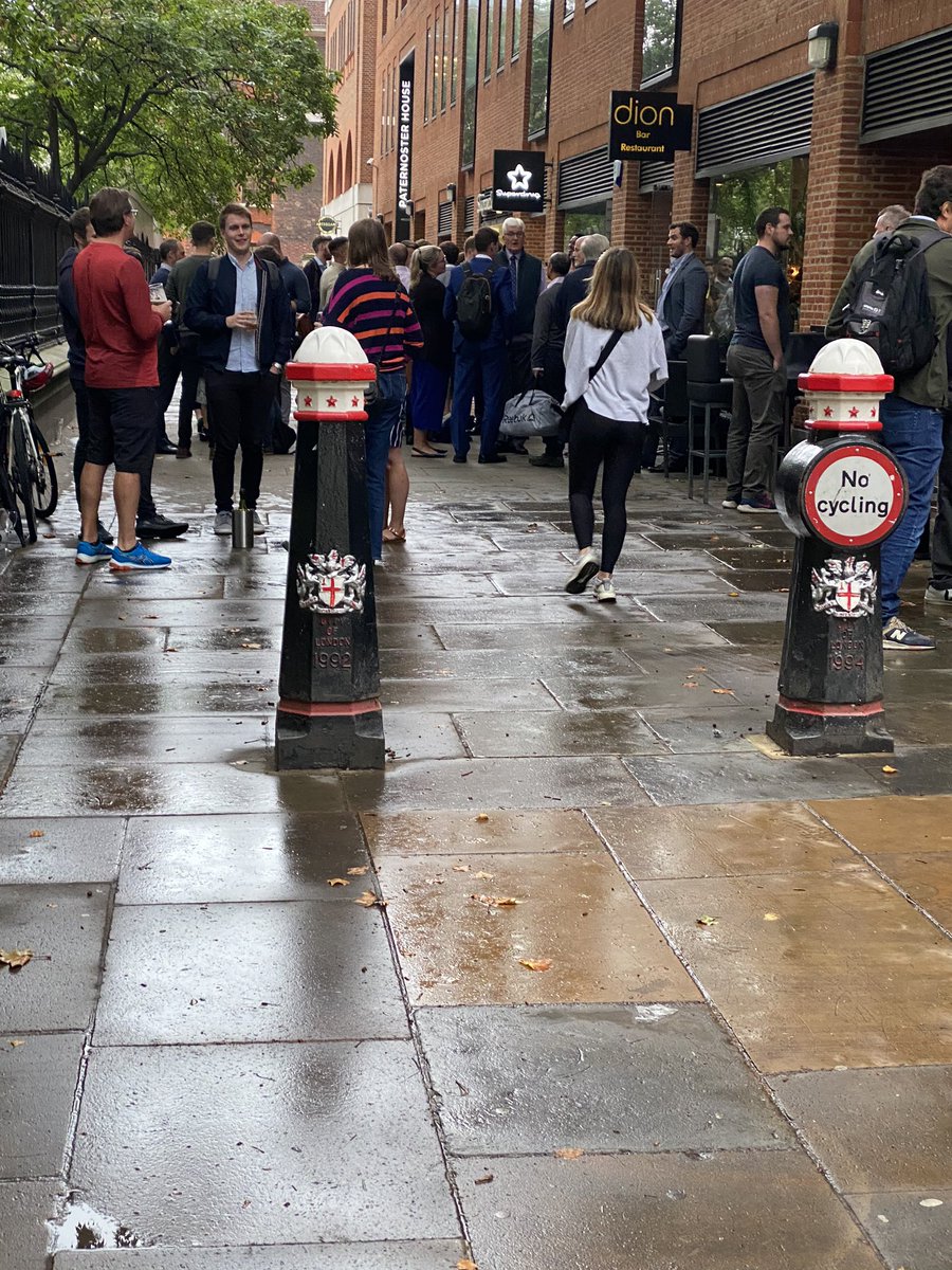 JennyPastakia's tweet photo. @10DowningStreet You mean just like these people outside a bar in St. Paul’s? https://t.co/J1O2FvCZG3