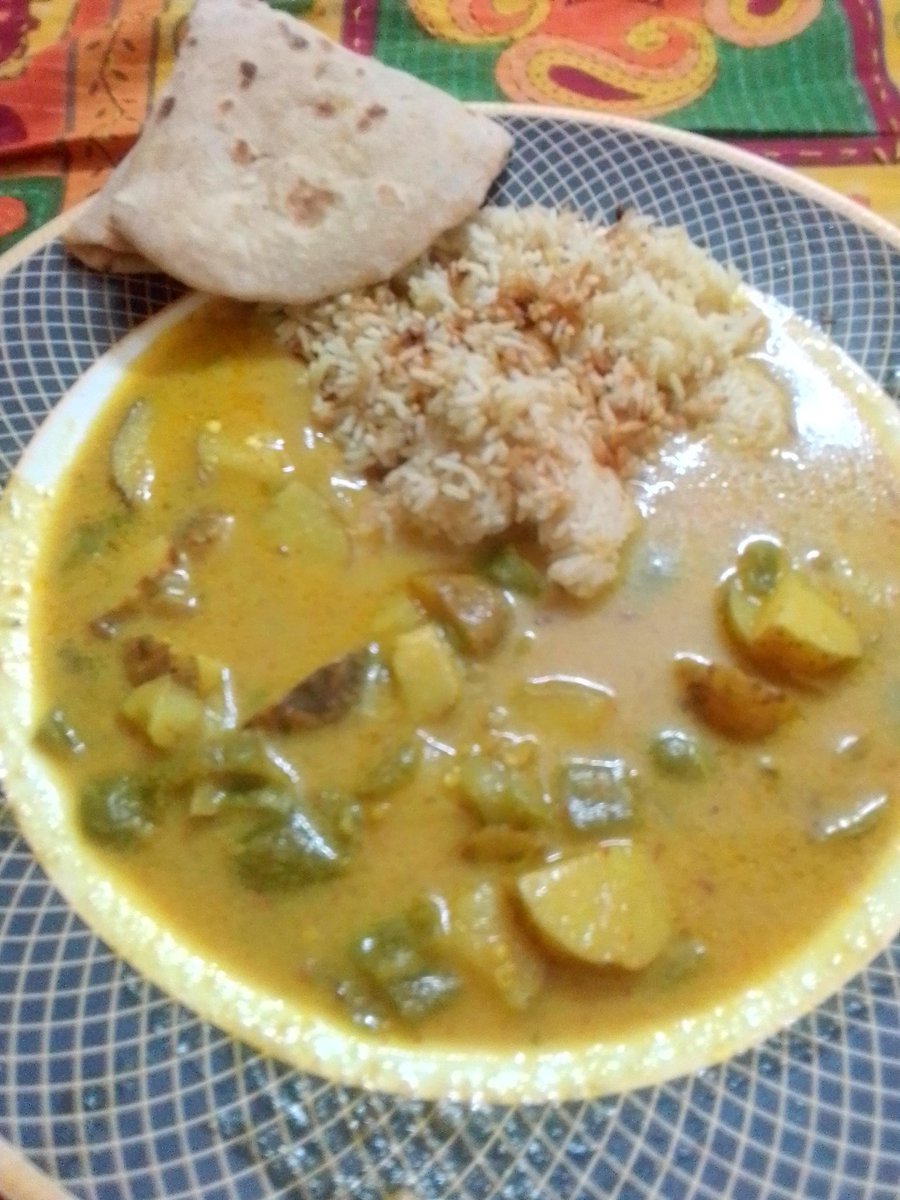 Aariniswat's tweet photo. So I got inspired by @swamy64 & @sftmumbai 's posts. Cooked a #PotatoStew, added #capsicum to it too. Tried to balance in one hand and take pic from another.Nearly spilled it 😀
Teamed with #MasalaRice & #AjwainRoti https://t.co/UZtNugMjsV