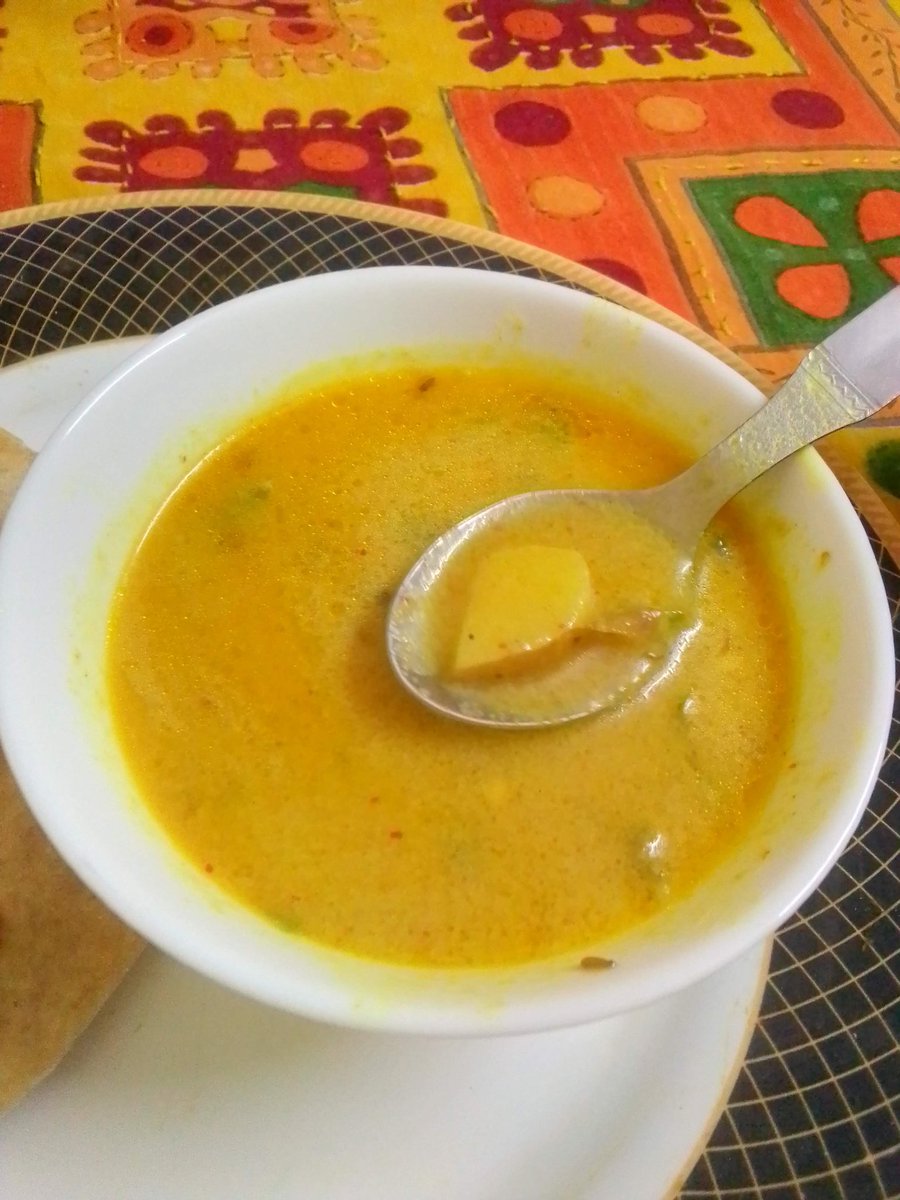 Aariniswat's tweet photo. So I got inspired by @swamy64 & @sftmumbai 's posts. Cooked a #PotatoStew, added #capsicum to it too. Tried to balance in one hand and take pic from another.Nearly spilled it 😀
Teamed with #MasalaRice & #AjwainRoti https://t.co/UZtNugMjsV