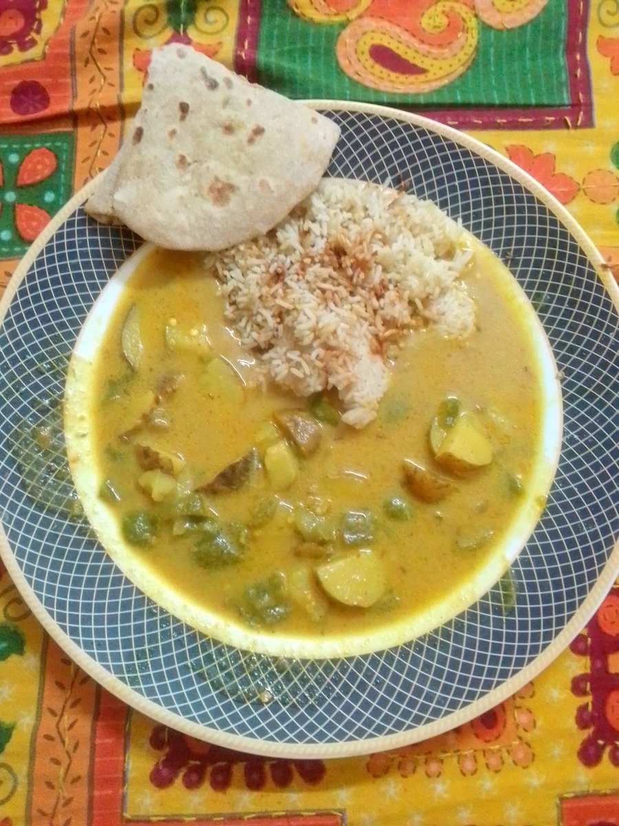 Aariniswat's tweet photo. So I got inspired by @swamy64 & @sftmumbai 's posts. Cooked a #PotatoStew, added #capsicum to it too. Tried to balance in one hand and take pic from another.Nearly spilled it 😀
Teamed with #MasalaRice & #AjwainRoti https://t.co/UZtNugMjsV