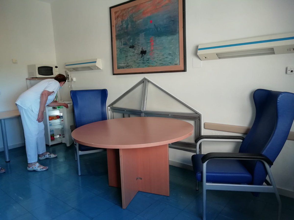 hospital_hvn's tweet photo. Nuestro hotel de madres lactantes reabre con una ocupación del 💯. Fomentamos el bienestar de las mamis para que puedan estar cerca de sus bebés y ofrecerles su propia leche 👶. Un gran trabajo de nuestro equipo de @EnfermeriaHmi  
⬇️
https://t.co/BIuoaQOW2O https://t.co/IujsAcr8hp