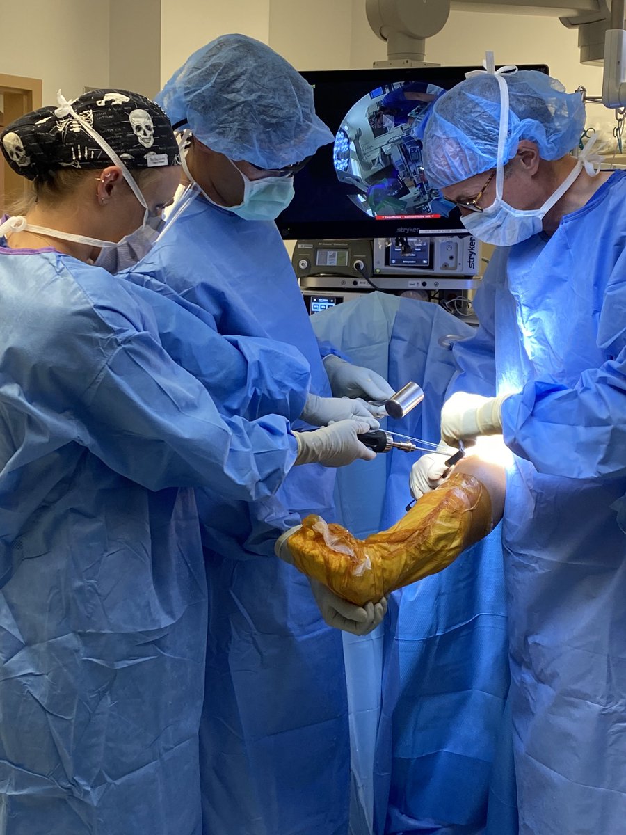 VolkerMusahl's tweet photo. Great ACL done today with help from PGY-3 @emtheeph and fellow @B_GodshawMD ! Guess you could call it a #joint effort ๐ #quadtendon #womanpower #STABILITYII https://t.co/Y1cKUJkqFW