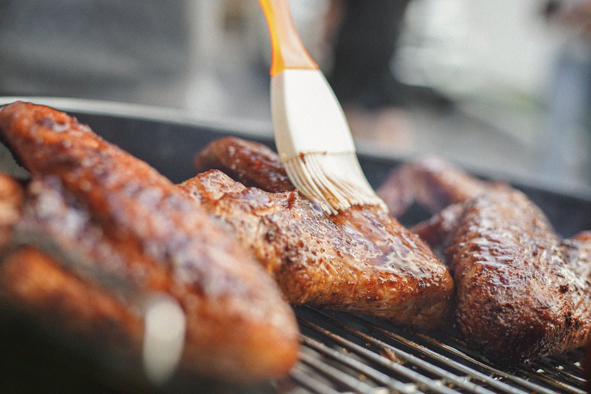 natlturkeyfed's tweet image. It's #LaborDayWeekend! 7/10 Americans own a grill, so fire up the coals and get that turkey smokin'. Head over to @ServeTurkey for grilling and smoking inspiration for your end of summer cookout.🔥 #TryTurkey #FactFriday