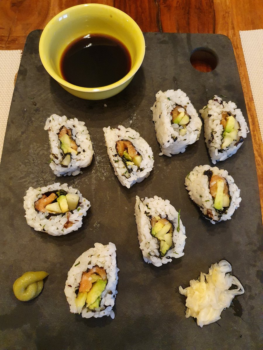 maxiloulette's tweet photo. Mes california rolls 😊encore un peu d'entraînement mais le goût y était,  vraiment très très bons . Merci aux chefs on s'est régalés. #TousEnCuisine #cyrillignac #tousencuisineendirectaveccyrillignac https://t.co/OzpEgBKJRC