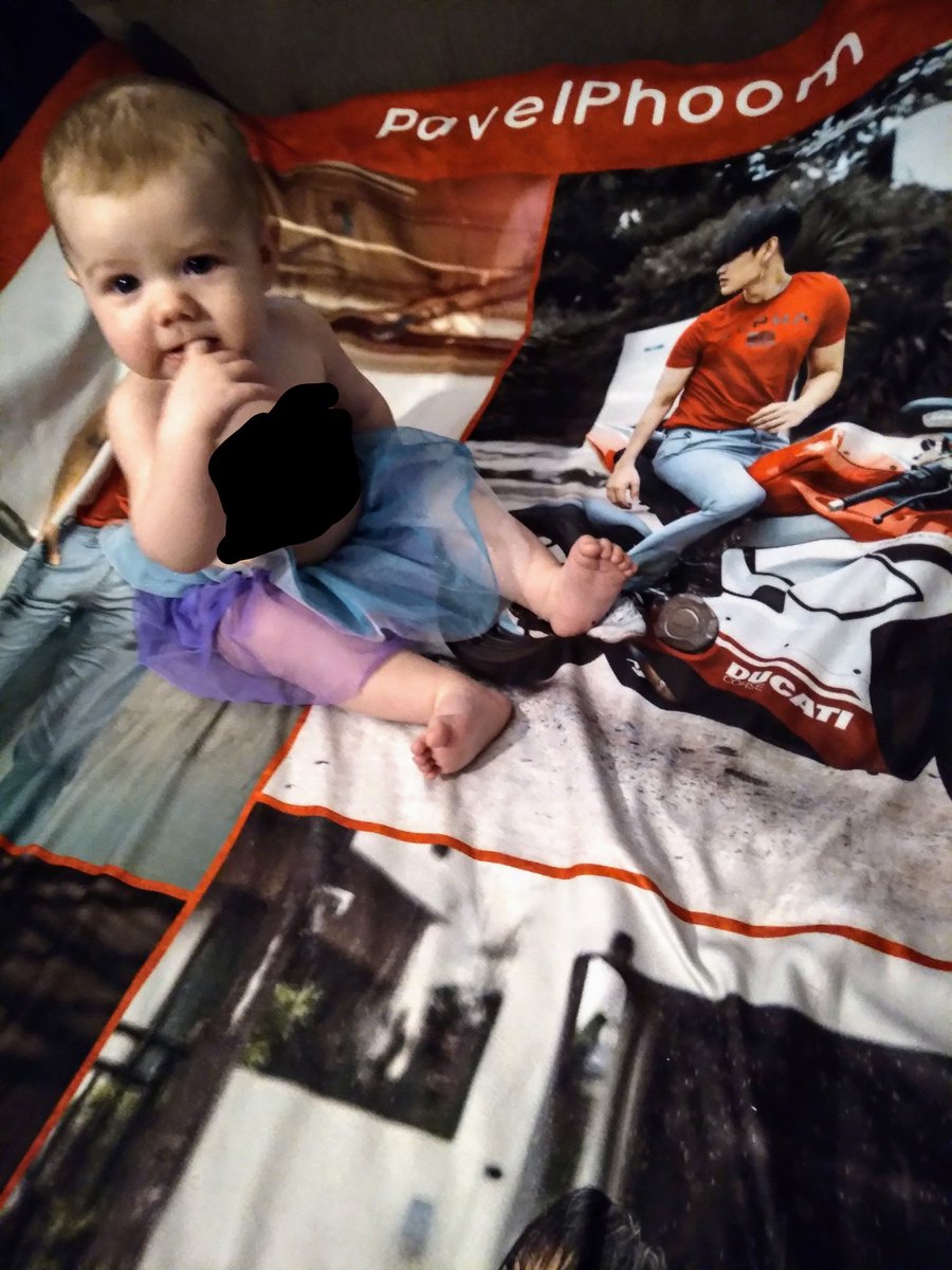 ashy02168553's tweet image. Made it home just in time for my new blanket to be delivered ❤ @pavelphoom hard to get a decent picture, i stood on a table and still couldnt fit it all 😂#shortproblems