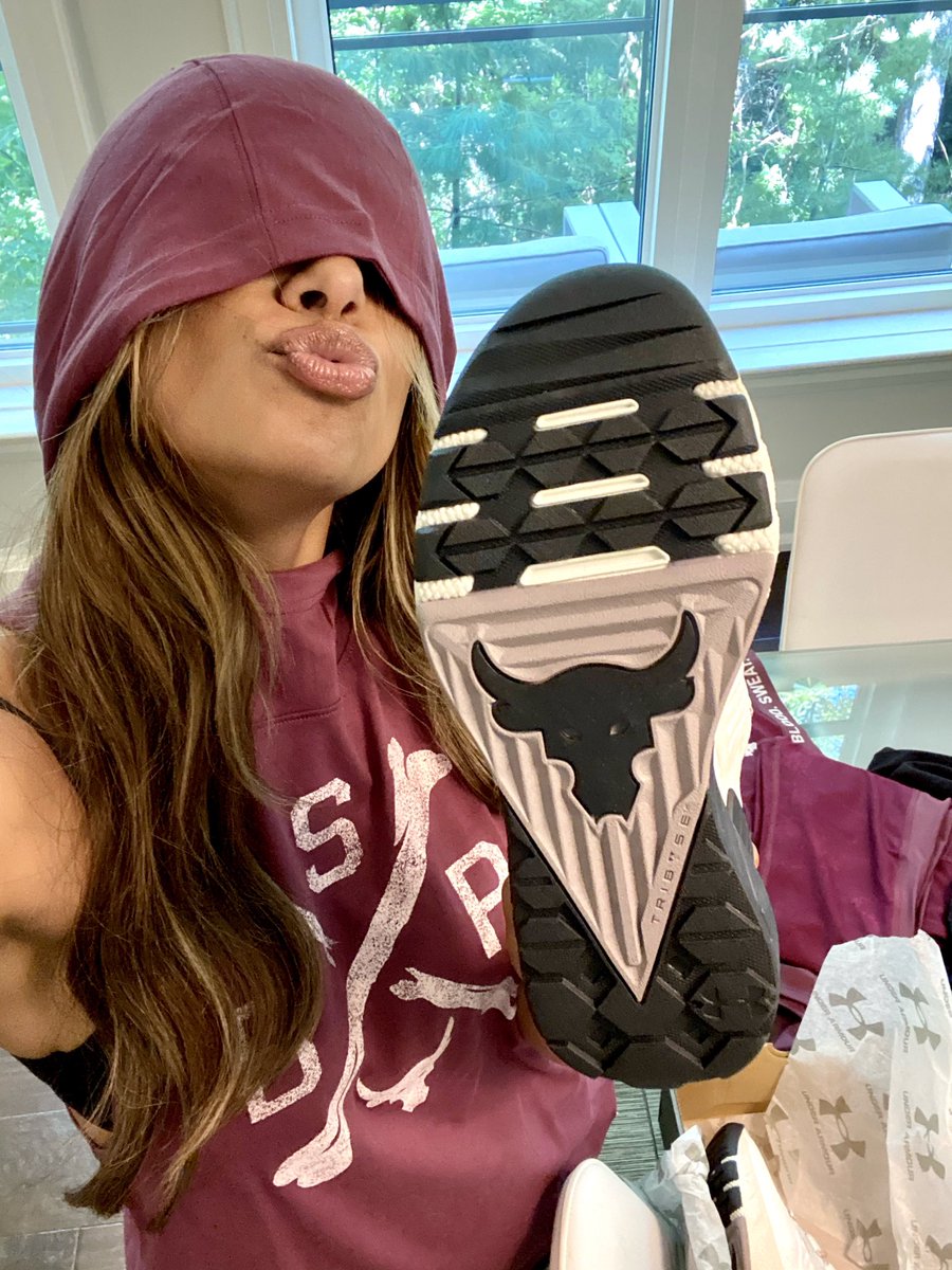 sangita_patel's tweet photo. It’s here...#PR3s @ProjectRock @UnderArmour - ready to get into beast mode 💪🏽. 
Dwayne, is the colour maroon or burgundy?! 🤗 @TheRock https://t.co/BWc8Nm1hCZ