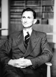 Meanwhile, biochemist Norman Heatley extracted penicillin from huge volumes of filtrate coming off the production line by extracting it into amyl acetate and then back into water, using a countercurrent system.