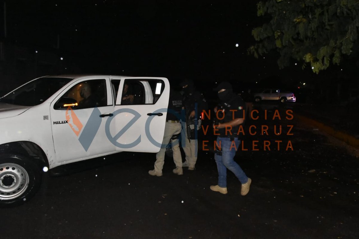 VerEnAlerta's tweet photo. DOS AÑOS DE PRISIÓN PREVENTIVA AL 'COMPA PLAYA'

Un juez de control en Veracruz dictó dos años de prisión a Itiel "N",  alias el "Compa Playa" tras su detención en León, Guanajuato.

Con información de Manuel Monroy

#VEAInforma #Detención #CompaPlaya #PlayaVicente #Guanajuato https://t.co/6nlgIImoHL