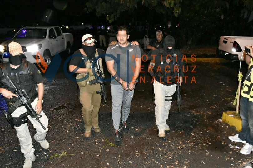 VerEnAlerta's tweet photo. DOS AÑOS DE PRISIÓN PREVENTIVA AL 'COMPA PLAYA'

Un juez de control en Veracruz dictó dos años de prisión a Itiel "N",  alias el "Compa Playa" tras su detención en León, Guanajuato.

Con información de Manuel Monroy

#VEAInforma #Detención #CompaPlaya #PlayaVicente #Guanajuato https://t.co/6nlgIImoHL