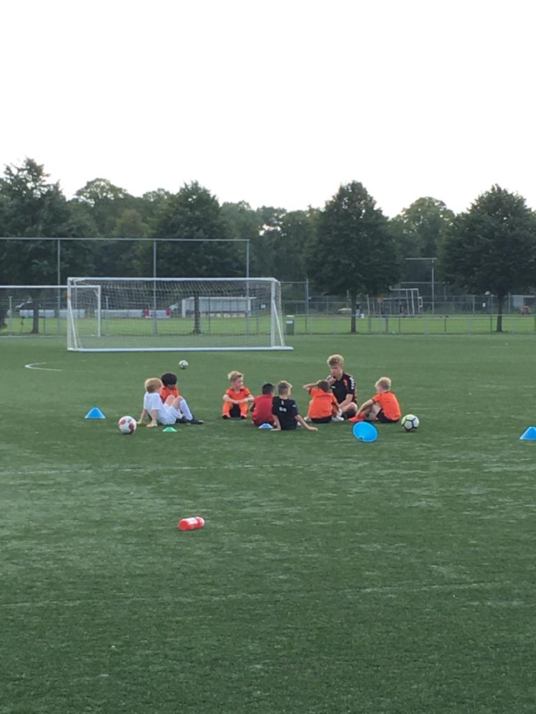 voetbalimpuls's tweet photo. En we zijn weer begonnen! Training 1 van de 10 wekelijkse cyclus! Het was weer een mooie voetbaldag. Gelukkig mogen we nog 9 keer #techniek #plezier #lekkervoetballen https://t.co/MoXESEJ6X3