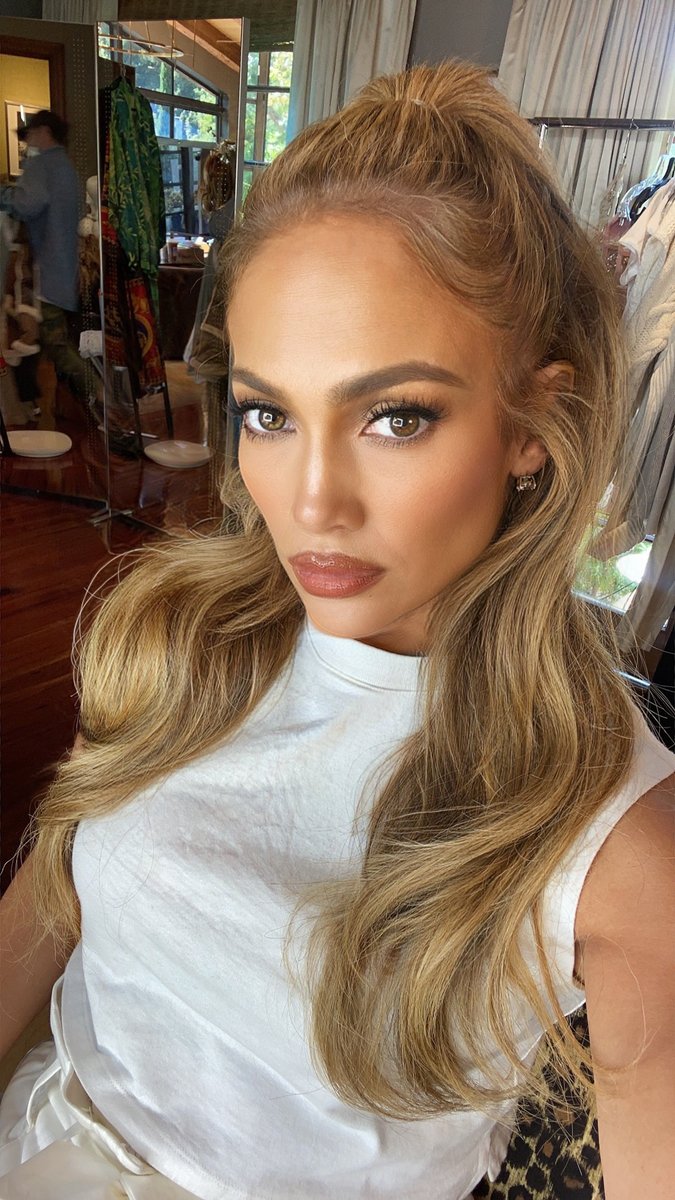 JLo's tweet image. Happy Friday🤍