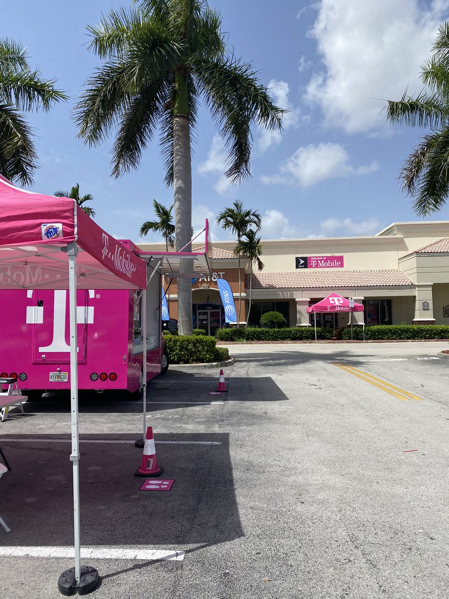 Taking out the competition next door! #tmobile #fountainsofmiramar #areyouwithus #teammagenta @TMobileTruckSFL