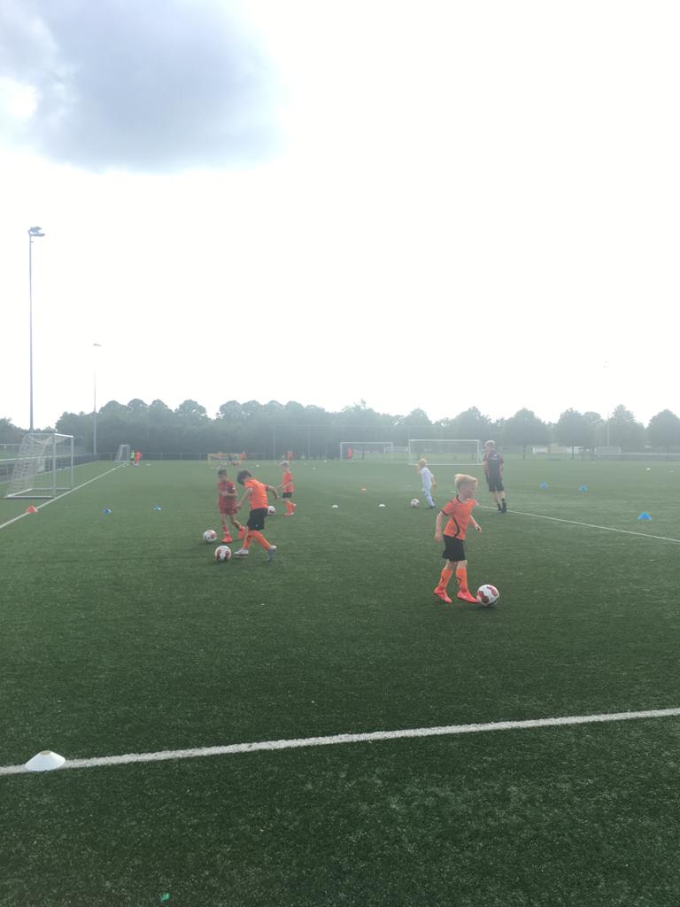voetbalimpuls's tweet photo. En we zijn weer begonnen! Training 1 van de 10 wekelijkse cyclus! Het was weer een mooie voetbaldag. Gelukkig mogen we nog 9 keer #techniek #plezier #lekkervoetballen https://t.co/MoXESEJ6X3